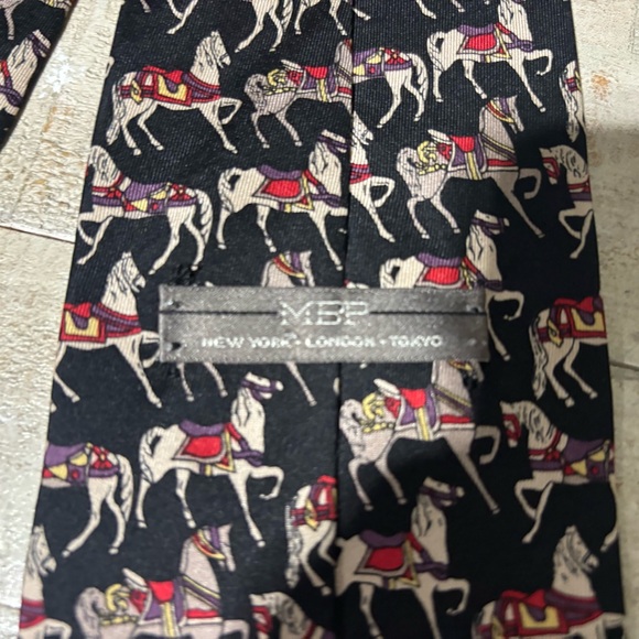 MBP New York-London-Tokyo 100% Silk Tie - Picture 2 of 5